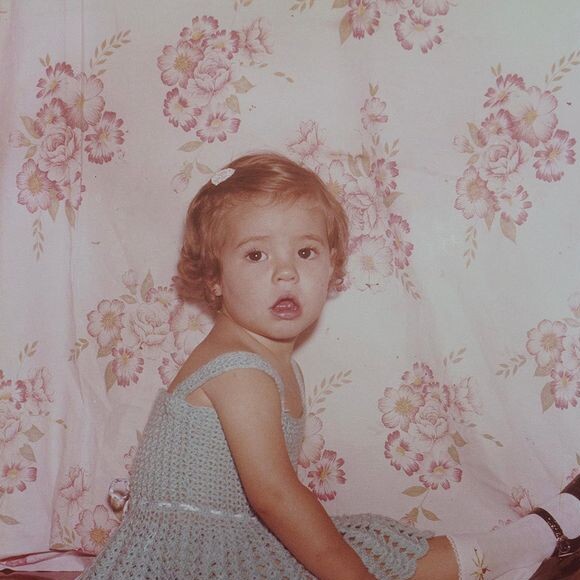 Famosa atriz só começou na carreira artística na adolescência no 'Passa ou Repassa' (SBT)