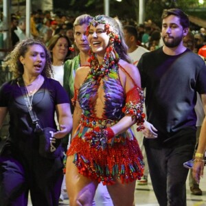 Paolla Oliveira trocou a fantasia de onça pela de arara para esquenta do carnaval 2025