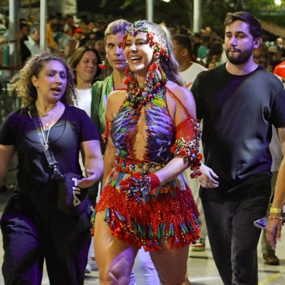 Paolla Oliveira trocou a fantasia de onça pela de arara para esquenta do carnaval 2025