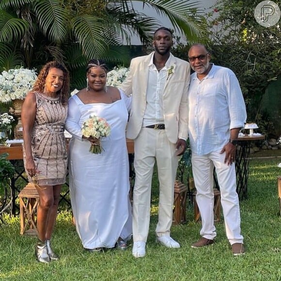 MC Carol casou durante uma cerimônia secreta com Cosme Santiago em 2024. A funkeira colocou um look branco, minimalista, de manga longa e uma fenda para quebrar o romantismo. O buquê da noiva seguiu o tom branco do casamento assim como o look do noivo Cosme Santiago que foi all white e um cinto preto