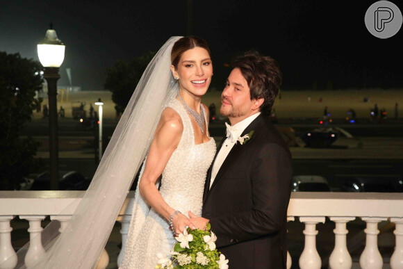 Queridinho de famosos como Grazi Massafera, Caio Castro e Giovanna Antonelli, o dermatologista Ivan Rollemberg se casou com a empresária Ana Vitória Maluf em uma cerimônia luxuosa no Copacabana Palace, tradicional hotel do Rio de Janeiro. Ana trajou um vestido de noiva desenhado por Júnior Santaella