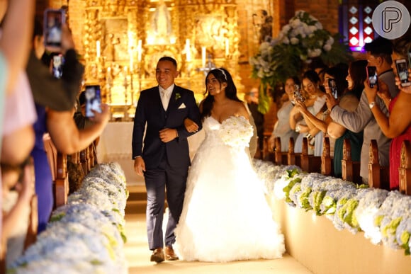 Ary Mirelle e João Gomes também se casaram. Assinado pela renomada estilista espanhola Rosa Clará, a peça escolhida por Ary combinou elementos clássicos e românticos. O modelo tomara que caia, com uma saia volumosa e bem rodada, conferiu à noiva uma estética de princesa, reforçada pelos delicados detalhes florais que adornavam toda a extensão da peça