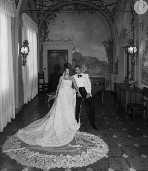 Para subir ao altar, Millie usou o vestido da grife Galia Lahav no modelo sereia, com a adição de uma saia volumosa