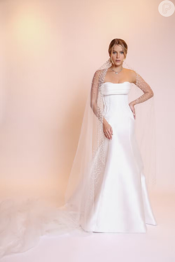 Isabella Santoni se casou com o empresário Henrique Blecher em uma cerimônia intimista. A atriz brilhou com um vestido de noiva assinado pela estilista Lethicia Bronstein, sua amiga de longa data. O look foi feito com tecido zibeline e recortes preenchidos com renda chantilly francesa. Já o véu de Isabella Santoni foi bordado com 3.000 pérolas e técnicas de alta-costura.