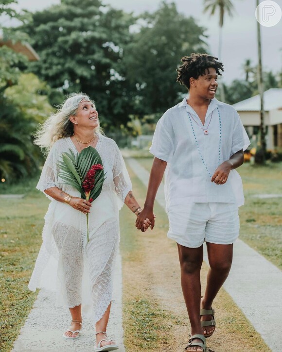 Astrid Fontenelle celebrou 14 anos de casada com o marido Fausto Franco em mais uma cerimônia. Para o evento intimista, ela apostou em um vestido de noiva transparente, de chinelo branco. Por baixo do look de renda Astrid usou biquíni e completou o visual com joias e muitos acessórios dourados