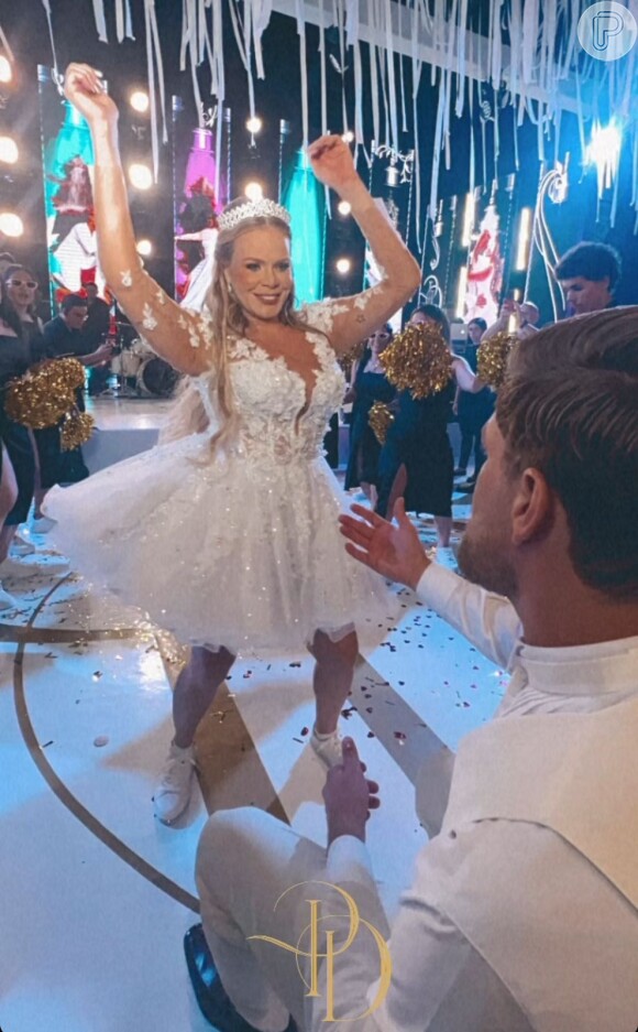 Paulinha Leite trocou de look e usou vestido de noiva curtinho para dançar para o marido