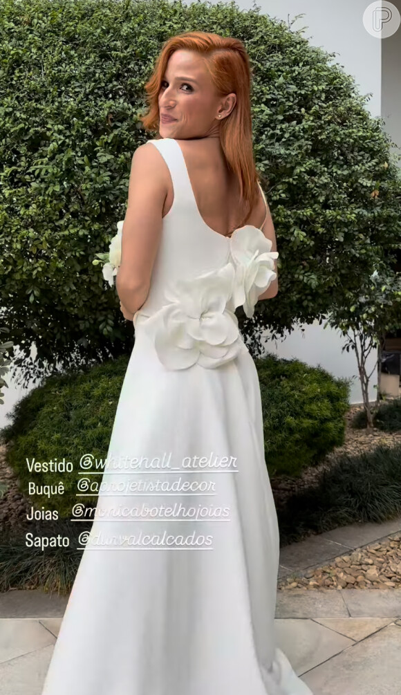 Jade investiu no branco, mas trocou o vestido de noiva tradicional por um elegante conjunto branco de blusa e saia longa; na parte de trás, um arranjo de flores garantiu um efeito muito romântico ao look. A ginasta também dispensou o véu e deixou o colo à mostra no decote do figurino. A atleta completou a produção com uma maquiagem simples e o cabelo preso de lado.