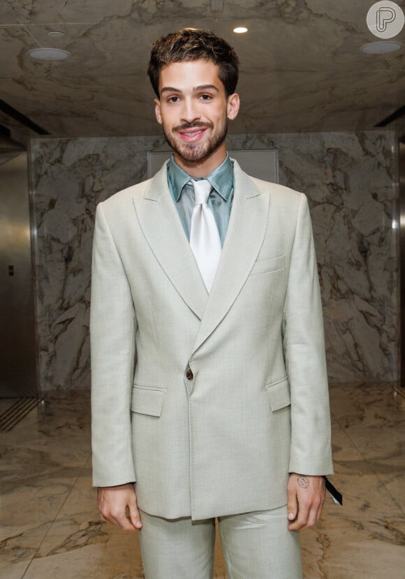 João Guilherme elegeu look clean para a premiação Homem do Ano