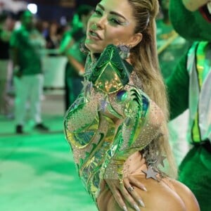 Fabíola de Andrade permanece como rainha de bateria da Mocidade no Carnaval 2025 