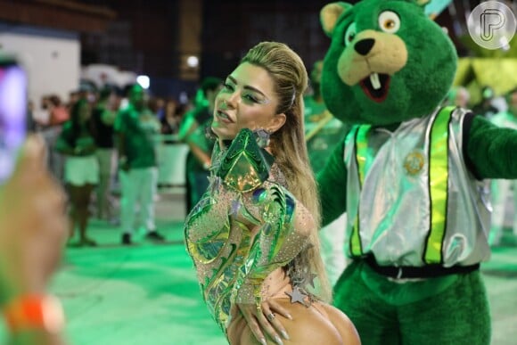 Fabíola de Andrade permanece como rainha de bateria da Mocidade no Carnaval 2025 