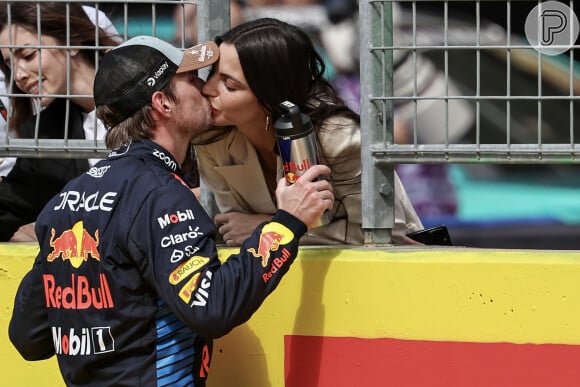 Nesta sexta-feira, Kelly Piquet anunciou que está grávida de Max Verstappen.