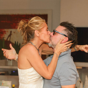 Adriane Galisteu trocou beijos com o marido, Alexandre Iódice, durante festa de fim de ano