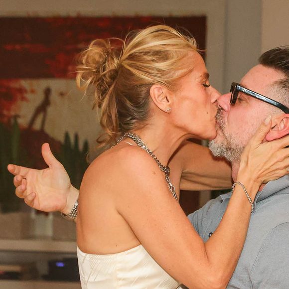 Adriane Galisteu trocou beijos com o marido, Alexandre Iódice, durante festa de fim de ano