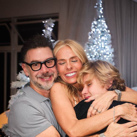 Adriane Galisteu posou com o marido, Alexandre Iódice, e o filho, Vittório, em festa de fim de ano