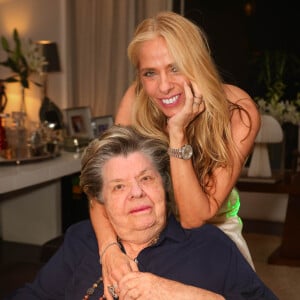 Adriane Galisteu fez fotos com a mãe, Emma, em festa de fim de ano