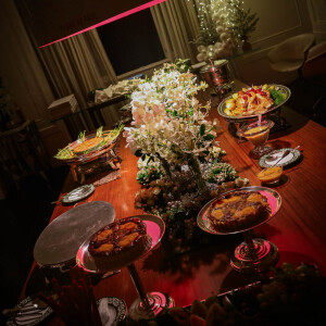 Mesa da festa de fim de ano de Adriane Galisteu chamou atenção pela fartura