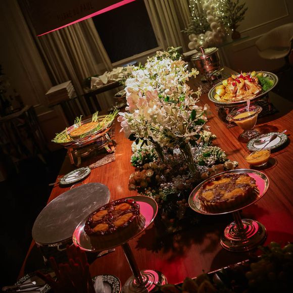 Mesa da festa de fim de ano de Adriane Galisteu chamou atenção pela fartura