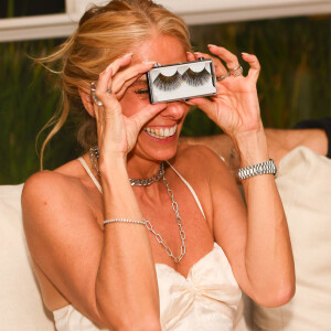 Adriane Galisteu reuniu sua equipe para uma animada festa de fim de ano