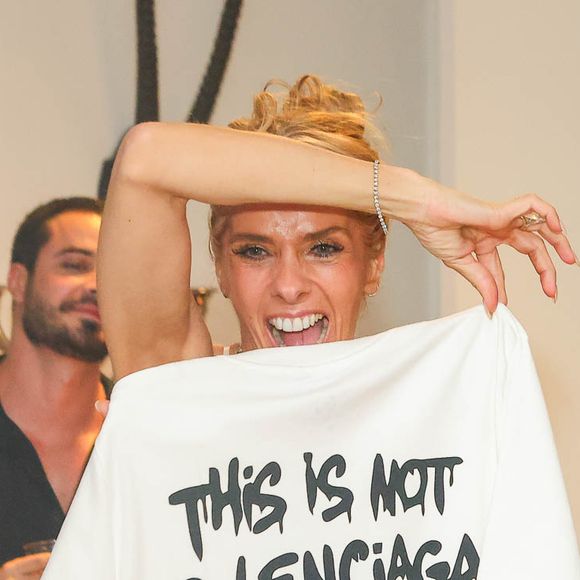 Adriane Galisteu mostra um dos presentes que ganhou em festa de fim de ano