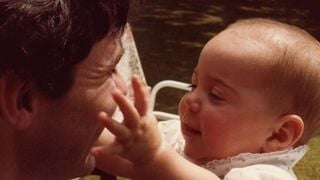 Em 1982, essa bebê carequinha brincava com o pai; hoje, venceu grave doença e é importante para muitos no mundo