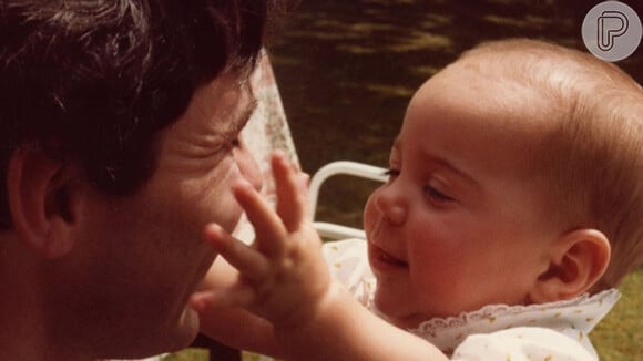 Quem será essa menina carequinha com o pai?