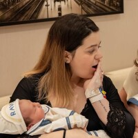 Com doença rara e internado na UTI, Ravi, filho de Viih Tube e Eliezer, aparece em nova foto com avó. Veja!
