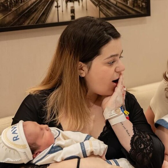 Ravi, filho mais novo do casal Viih Tube e Eliezer, continua internado devido à condição rara de saúde.