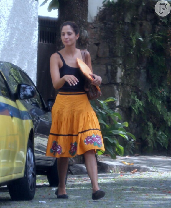 Camila Pitanga usou a saia da grife Isabela Capeto para ir ao dermatologista nesta sexta-feira, 30 de janeiro de 2015