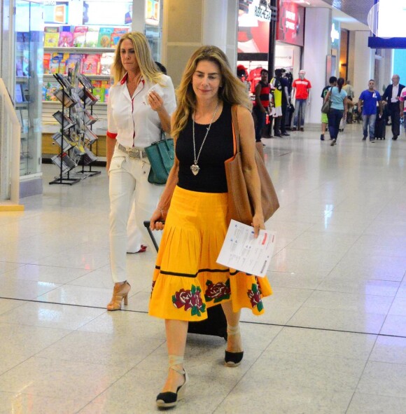 Maitê Proença foi fotografada com a saia ao embarcar no aeroporto Santos Dumont