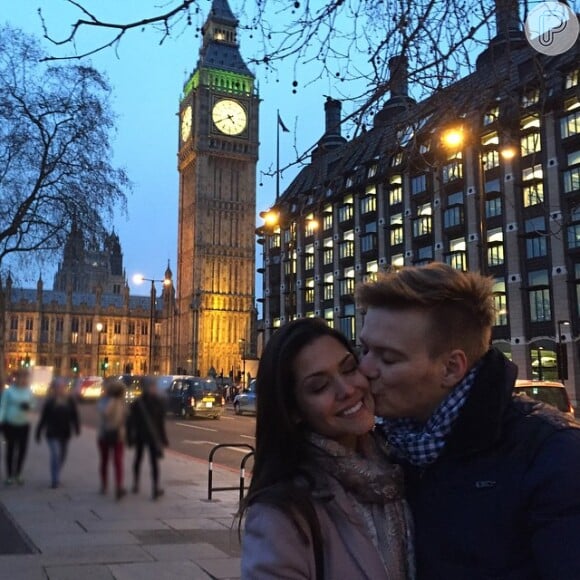 Em Londres, o frio tempera o romance do casal apaixonado