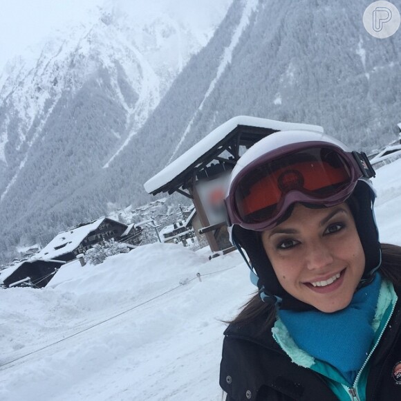 A atriz começou a semana aproveitando a neve em Mont Blanc. Ela e o marido, o cantor Michel Teló, estão de férias pela Europa