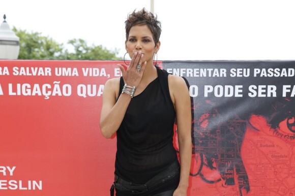 Halle Berry está no Brasil para divulgar o longa 'Chamada de Emergência' e falou sobre o filho que espera, em 10 de abril de 2013