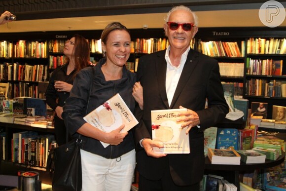 Ney Latorraca encontra Giulia Gam em lançamento de livro no Rio de Janeiro nesta quarta-feira, 10 de abril de 2013