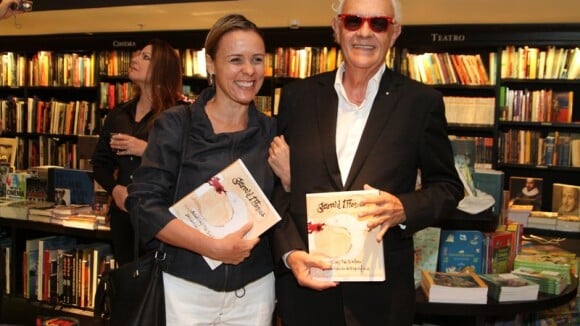 Ney Latorraca e Giulia Gam se divertem em lançamento de livro de Gerald Thomas