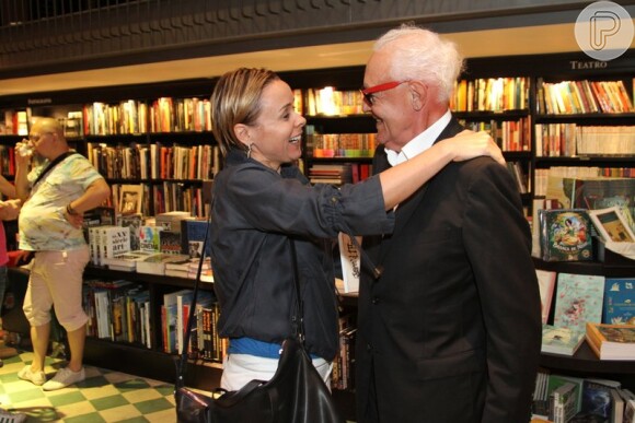 Giulia Gam se diverte com Ney Latorraca durante lançamento do livro "Arranhando a Superfície", de Gerald Thomas