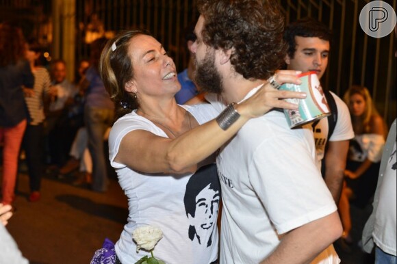 Cissa Guimarães participa, ao lado dos filhos e amigos, da reinauguração do Túneo Acústico, que passou a se chamar Rafael Mascarenhas em 10 de abril de 2013