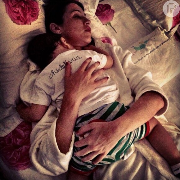 A atriz está com a vida agitada, mas não se afasta dos cuidados com o filho, Dom. Pedro Scooby posta foto de Luana Piovani dormindo com o filho. Em 11 de abril de 2013