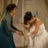 Inspirada em 'Vale Tudo', Nieta (Drica Moraes) rasga o vestido de noiva de Carolina (Bianca Bin) ainda no corpo, no dia de seu casamento, em 'Guerra dos Sexos'