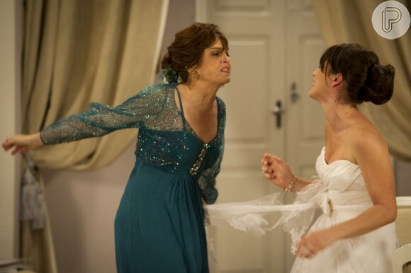 Nieta (Drica Moraes) descobre golpe da barriga e dá uma surra em Carolina (Bianca Bin), em 'Guerra dos Sexos', em 15 de abril de 2013