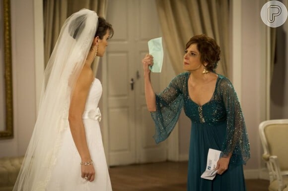 Nieta (Drica Moraes) mostra o exame de gravidez negativo para Carolina (Bianca Bin), em 'Guerra dos Sexos' e a chama de mentirosa