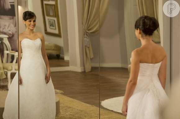 Carolina (Bianca Bin) se olha no espelho, orgulhosa do sucesso de sua armação e preparada para se casar, em 'Guerra dos Sexos'
