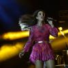Ivete Sangalo usa vestinho curto exibindo a boa forma durante show em BH