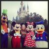 Angélica publica foto com personagens da Disney, em 14 de abril de 2013