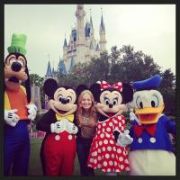Angélica grava 'Estrelas' na Disney e publica foto com personagens