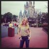 Angélica posa para foto perto do castelo das princesas da Disney: 'Sempre emocionante estar aqui'