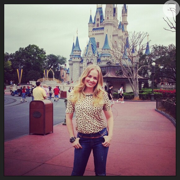 Angélica posa para foto perto do castelo das princesas da Disney: 'Sempre emocionante estar aqui'