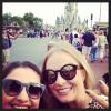 Angélica posta foto com amiga na Disney