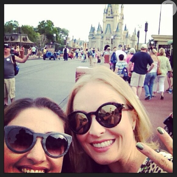 Angélica posta foto com amiga na Disney