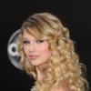 Em 2008, Taylor Swift estava com os fios ondulados e com a franja na lateral do rosto