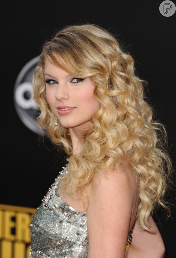 Em 2008, Taylor Swift estava com os fios ondulados e com a franja na lateral do rosto